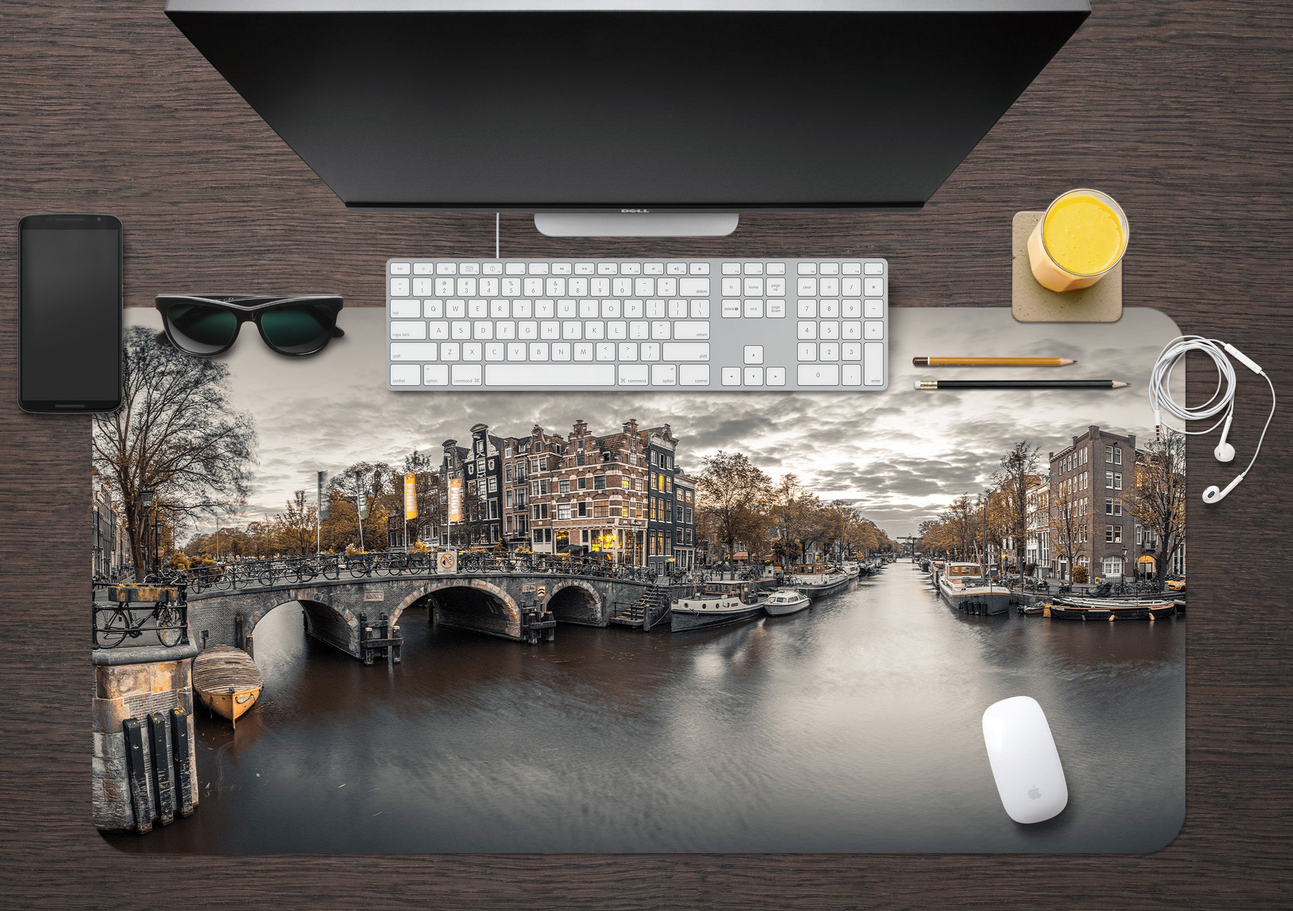 3D Bridge House 7757 Assaf Frank Desk Mat